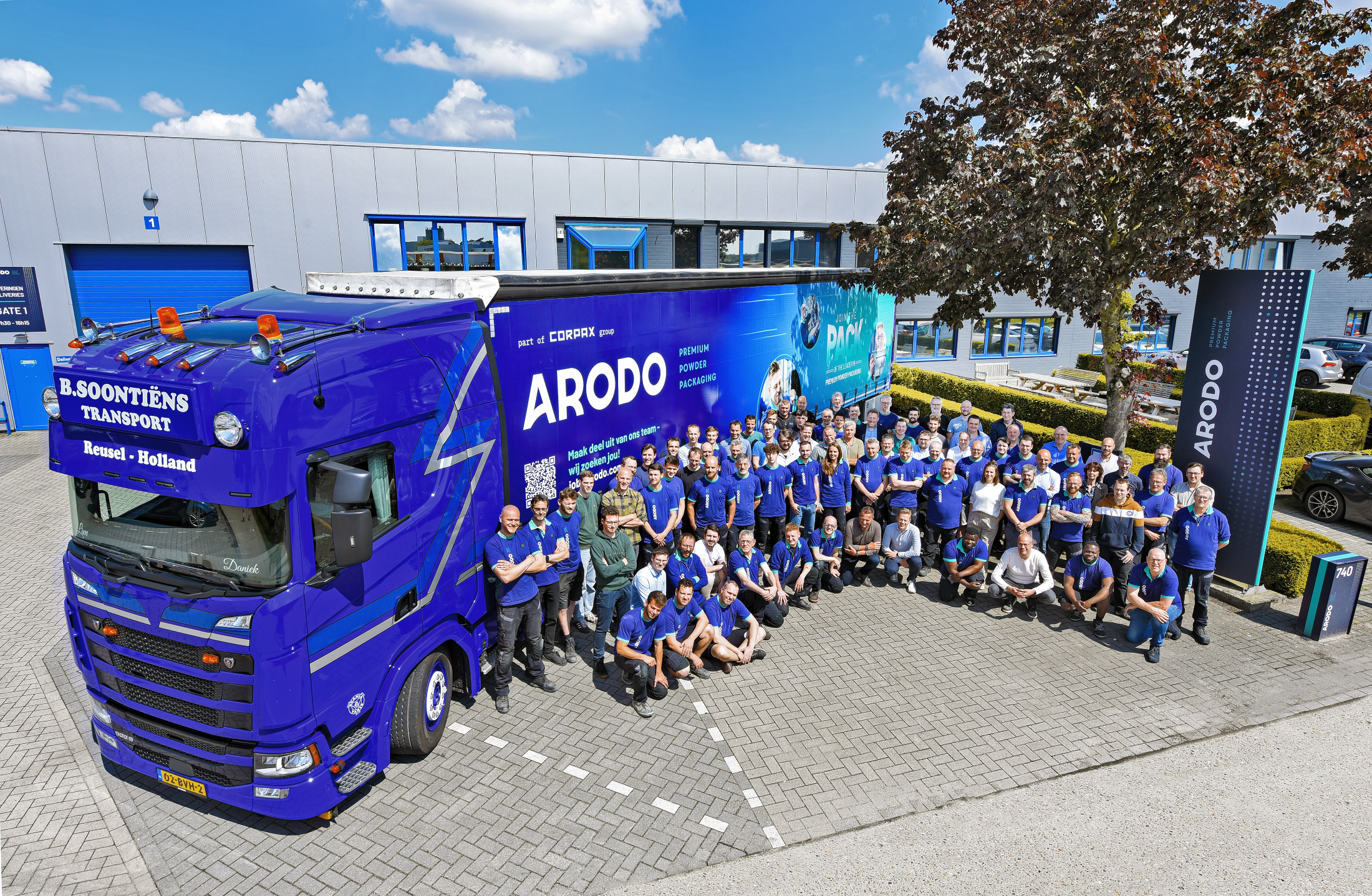 Group picture of Arodo's employees 